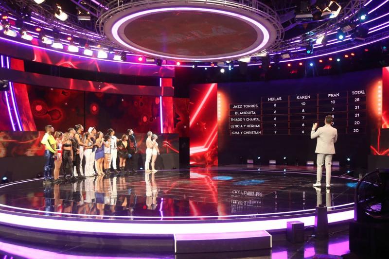 Bailó su propia canción: Karla Melo no logró imponerse en el duelo final