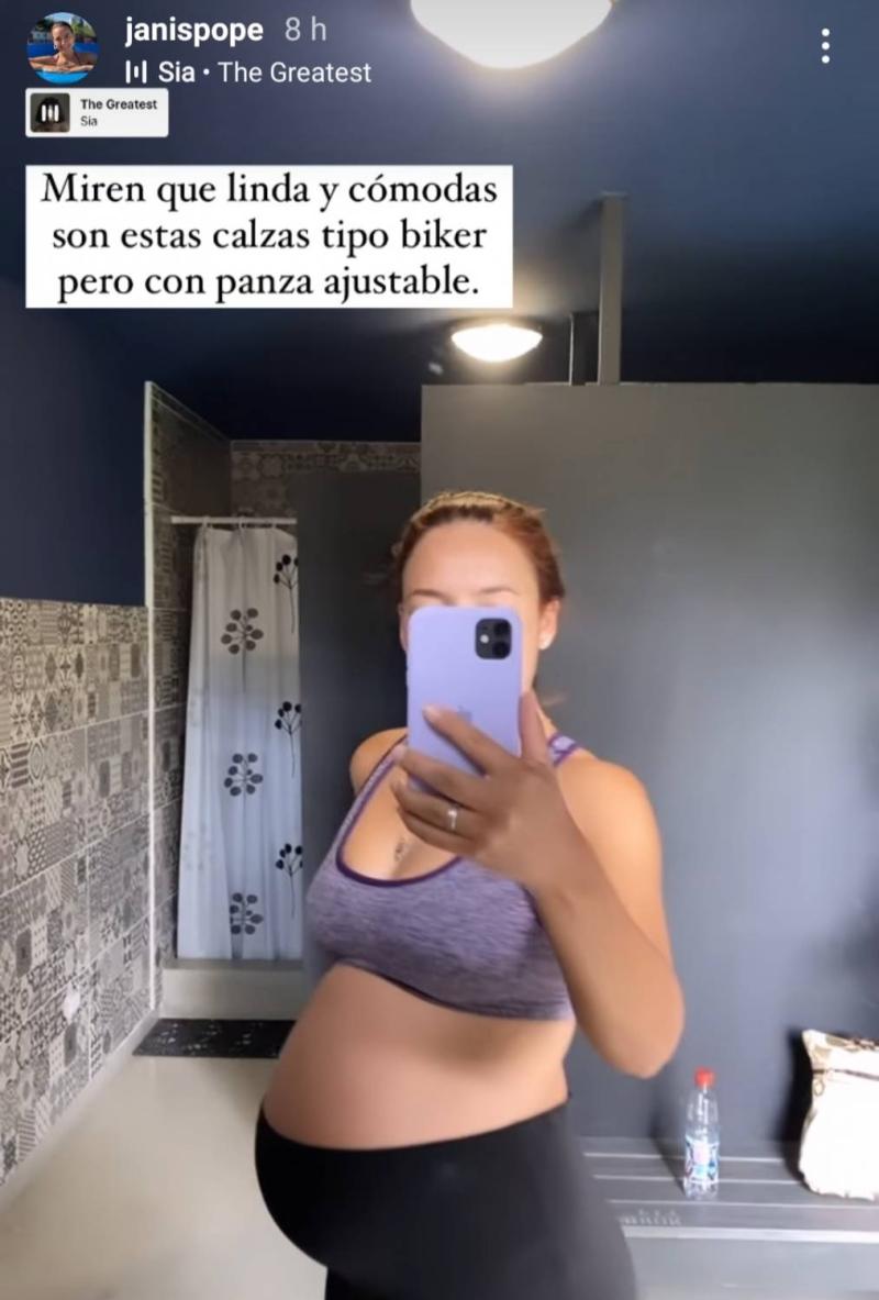 Janis Pope muestra cómo se mueve su bebé en el vientre