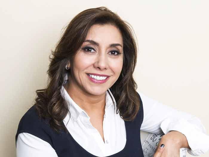 Carmen Gloria Arroyo llora al recibir reconocimiento del Gobierno