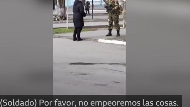 Elogiaron su valentía: Ucraniana se hizo viral tras enfrentar de una especial manera a militares rusos