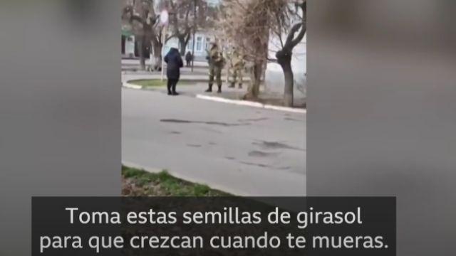 Elogiaron su valentía: Ucraniana se hizo viral tras enfrentar de una especial manera a militares rusos