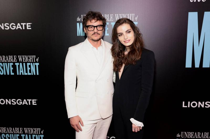 Pedro Pascal y su hermana posan juntos en alfombra roja