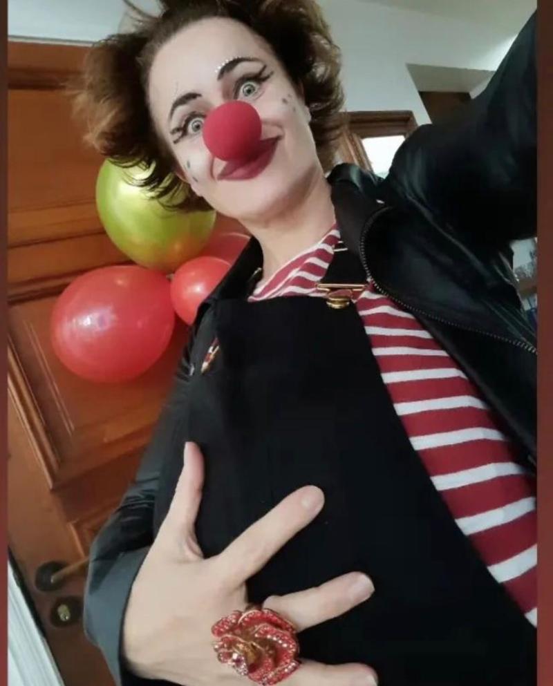 Amaya Forch se disfraza de payasa para cumpleaños de su hijo