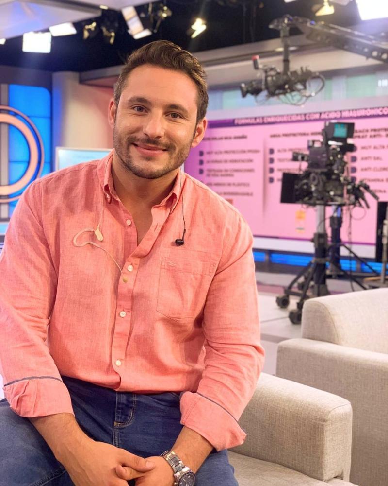 ¿En pareja? Francesco Gazzella sorprende con romántica postal