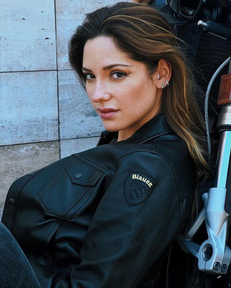 “Majestuosa”: Kel Calderón deslumbra con bikinazo total black