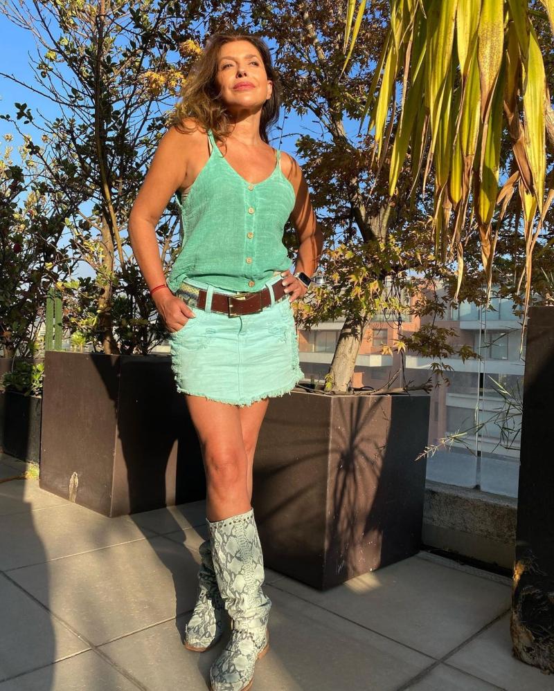 Carolina Arregui encanta con look monocromático