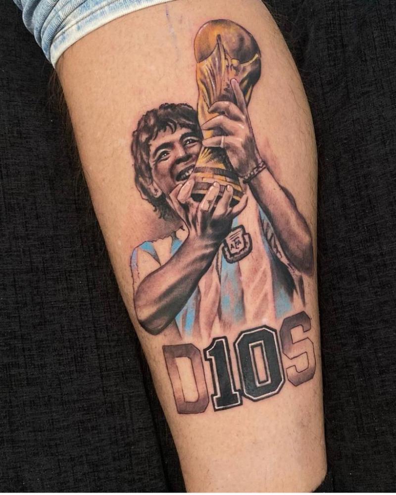 Fernando Solabarrieta recibe críticas por tatuaje en su pierna