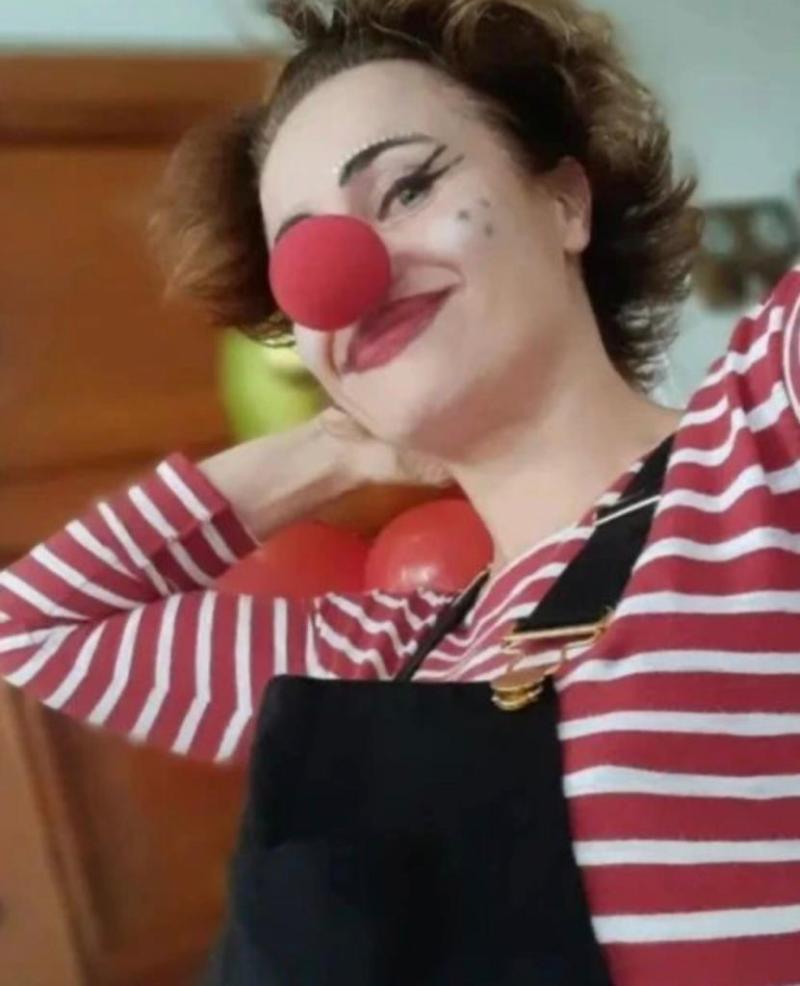 Amaya Forch se disfraza de payasa para cumpleaños de su hijo