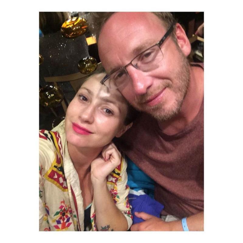 Martín Cárcamo y su pareja celebran su cumpleaños en micro