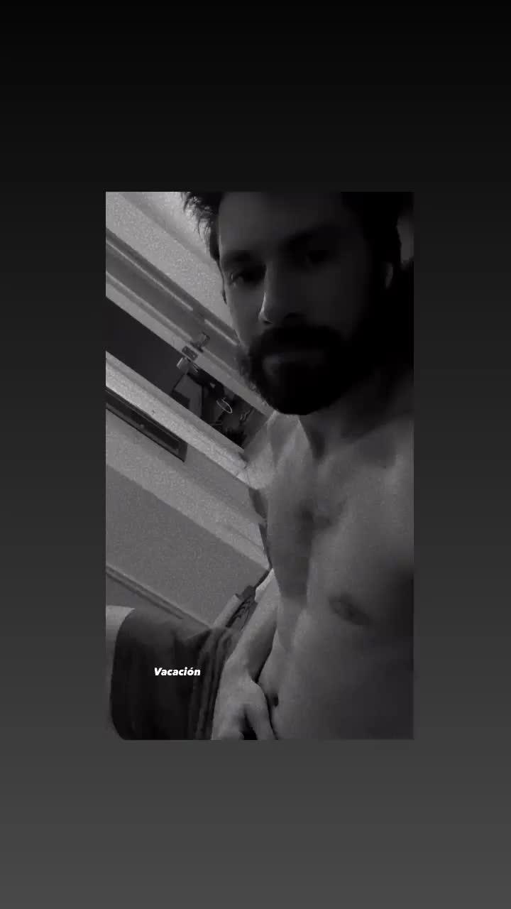 “Vacación”: El coqueto destape en blanco y negro de Pedro Campos