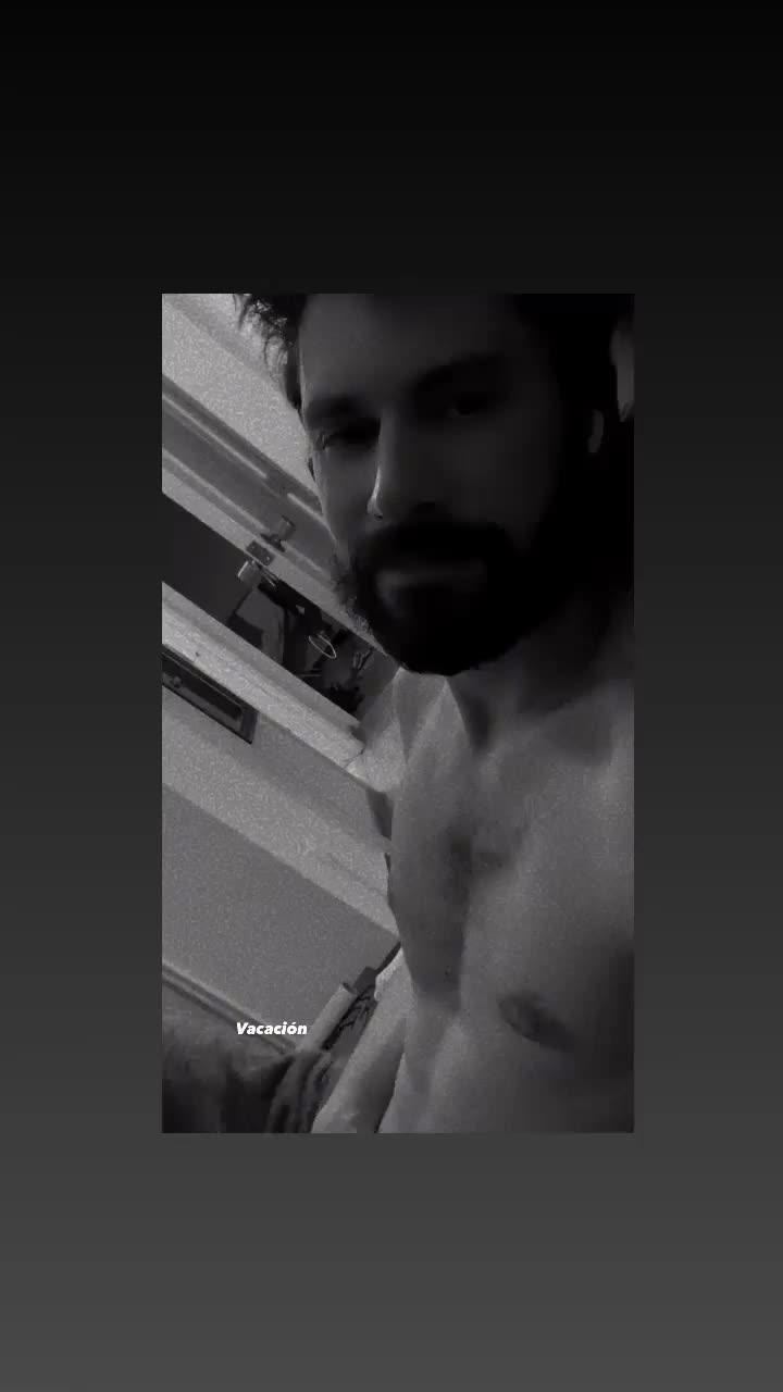 “Vacación”: El coqueto destape en blanco y negro de Pedro Campos