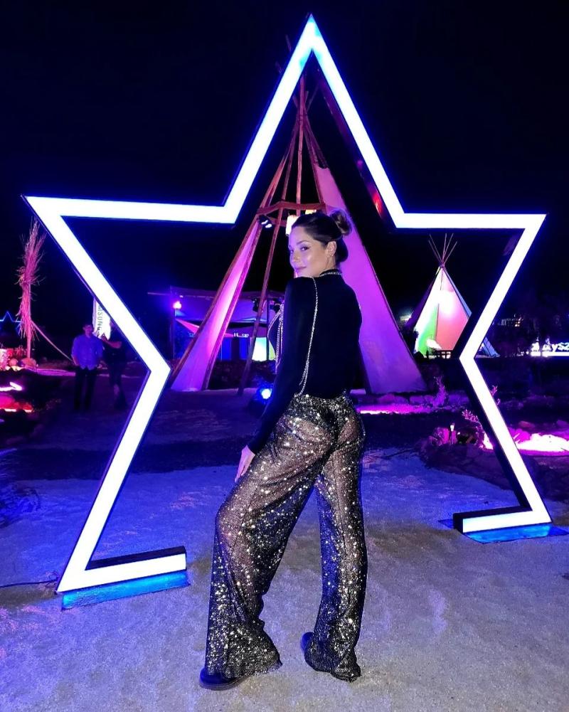 "Estupenda": Kel Calderón se luce con pantalones transparentes