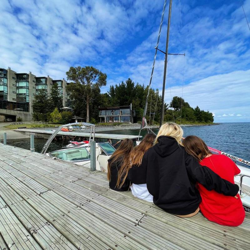 Coté López muestra las enormes piezas de sus hijas