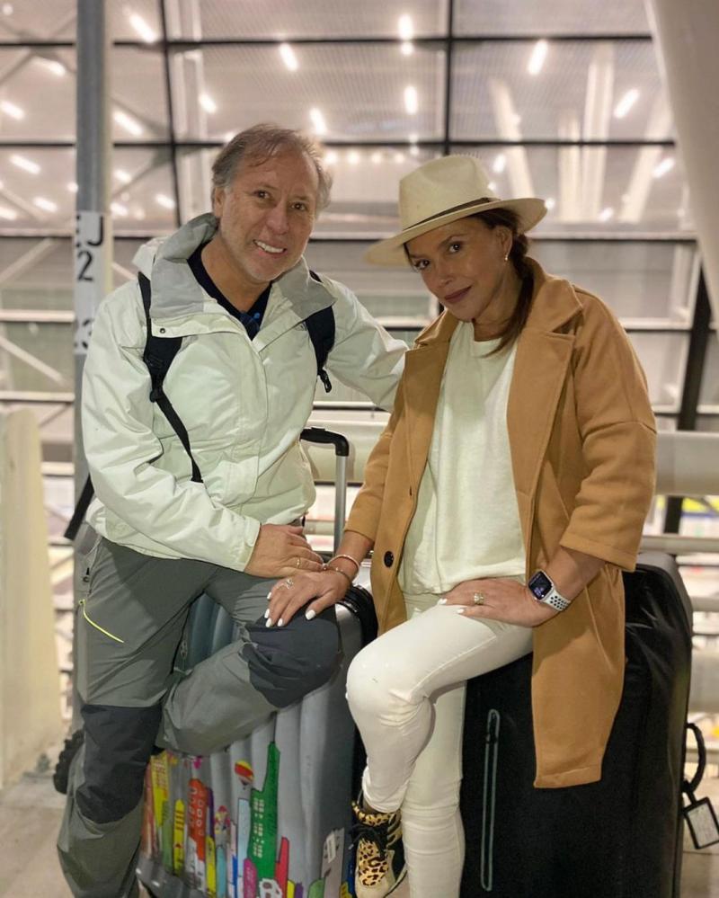 Carolina Arregui pilotea un avión en sus vacaciones