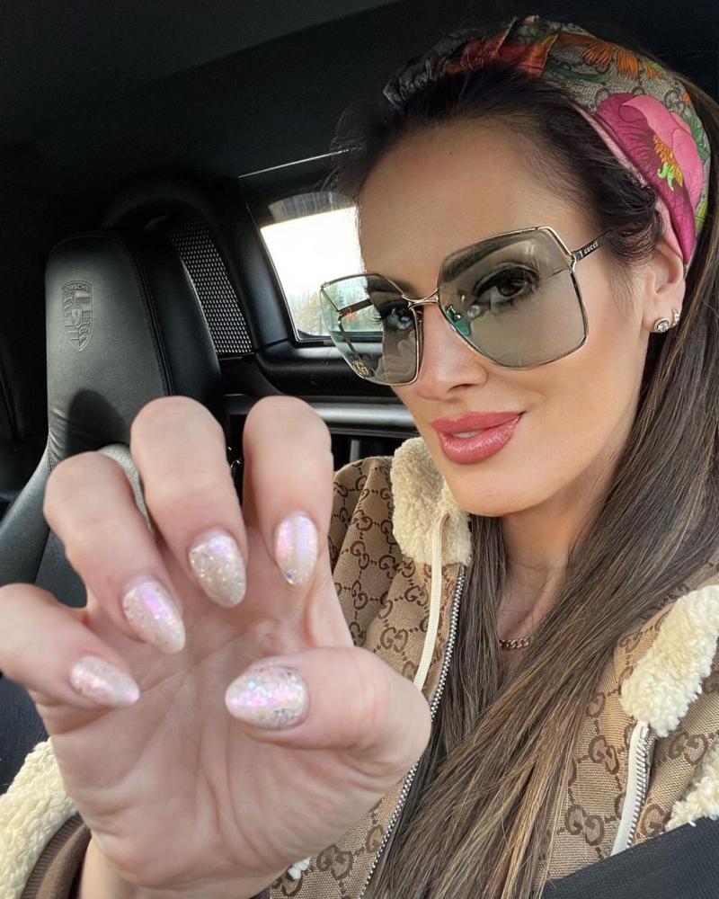 Adriana Barrientos saca aplausos posando en auto de lujo