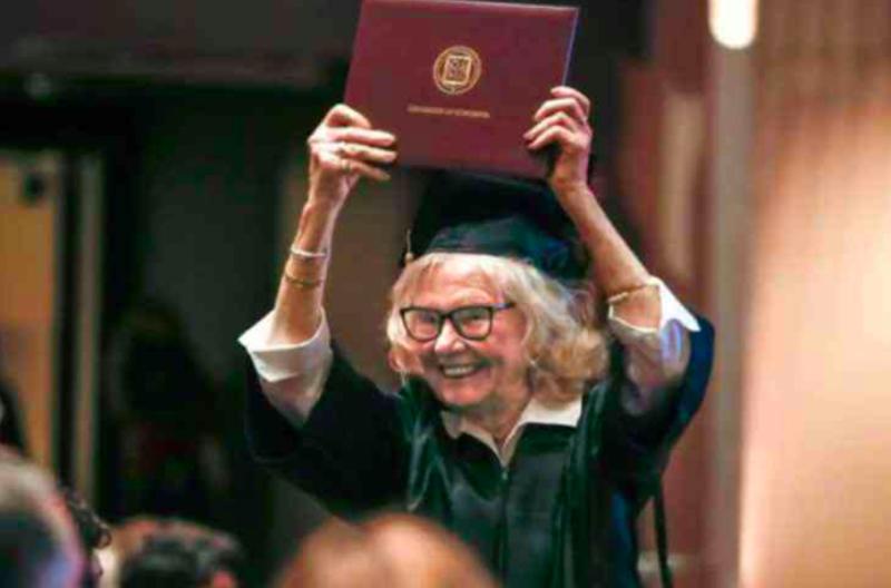 Mujer de 84 años retomó sus estudios