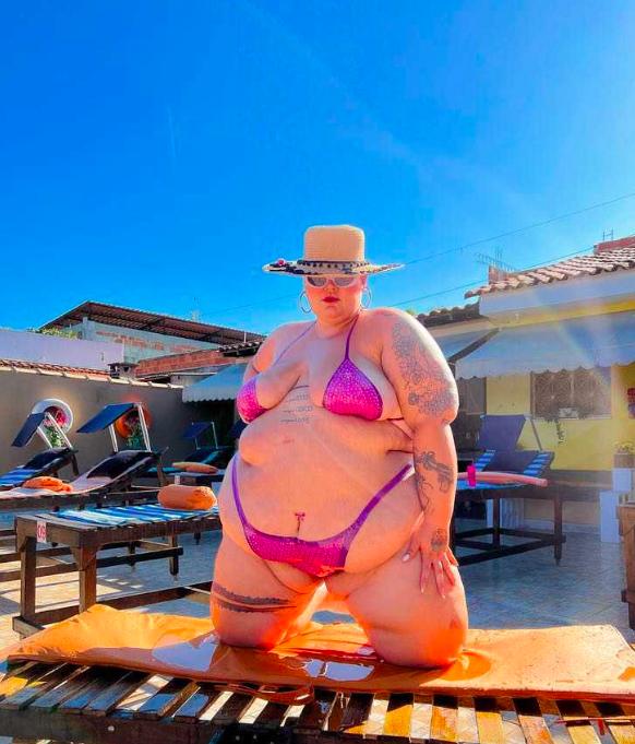 luce orgullosa su cuerpo en bikini