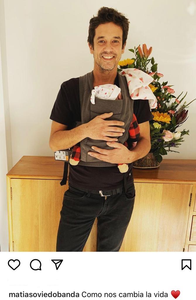 Matías Oviedo posa con su hija recién nacida