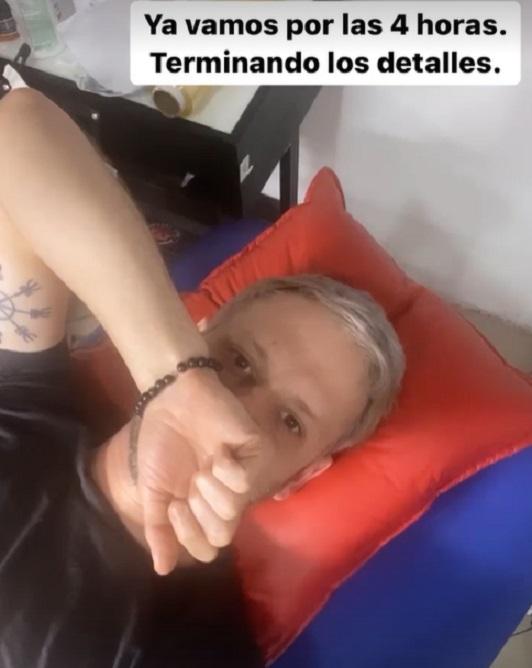 Hernán Contreras impacta con jugado tatuaje en la ingle