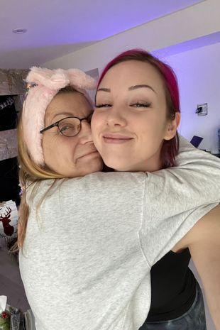 Madre le pagó a su hija un aumento mamario para que tuviera éxito en OnlyFans