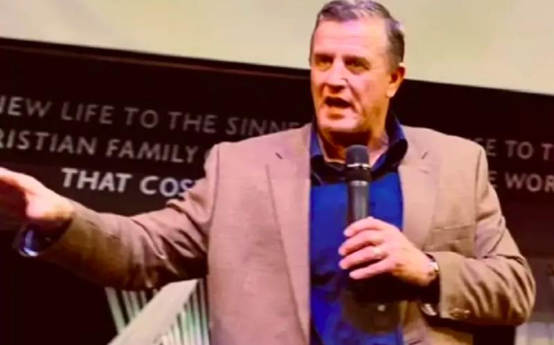 mujer confrontó a pastor frente a su congregación