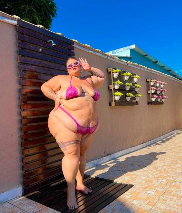 luce orgullosa su cuerpo en bikini