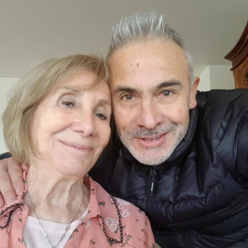 Juvenal Olmos volvió a vivir con su mamá a los 59 años