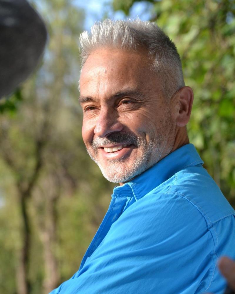 Juvenal Olmos volvió a vivir con su mamá a los 59 años