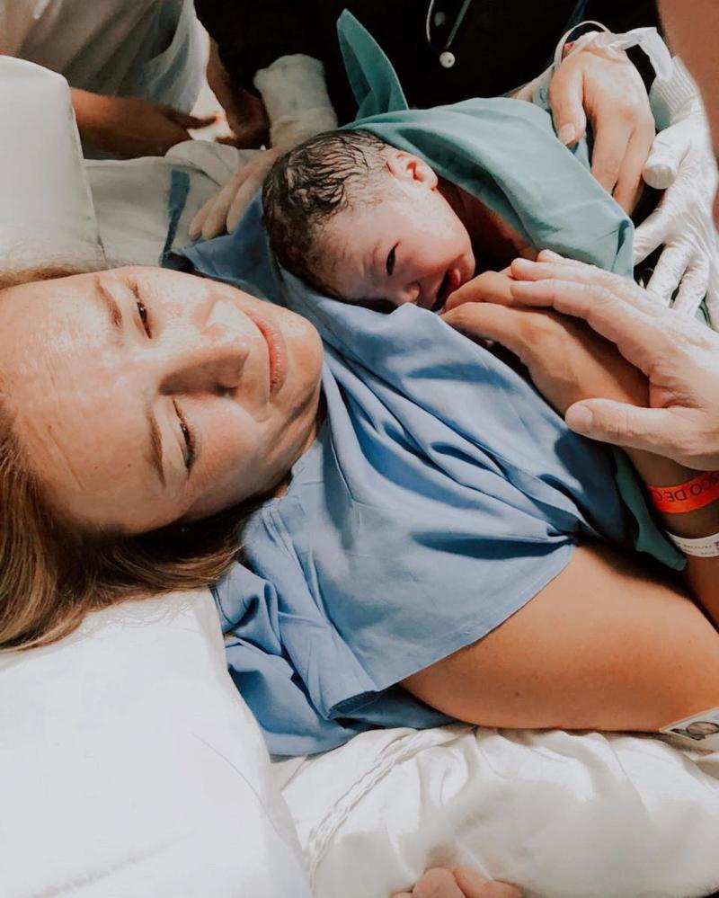 Janis Pope encanta con nuevas fotos junto a su bebé