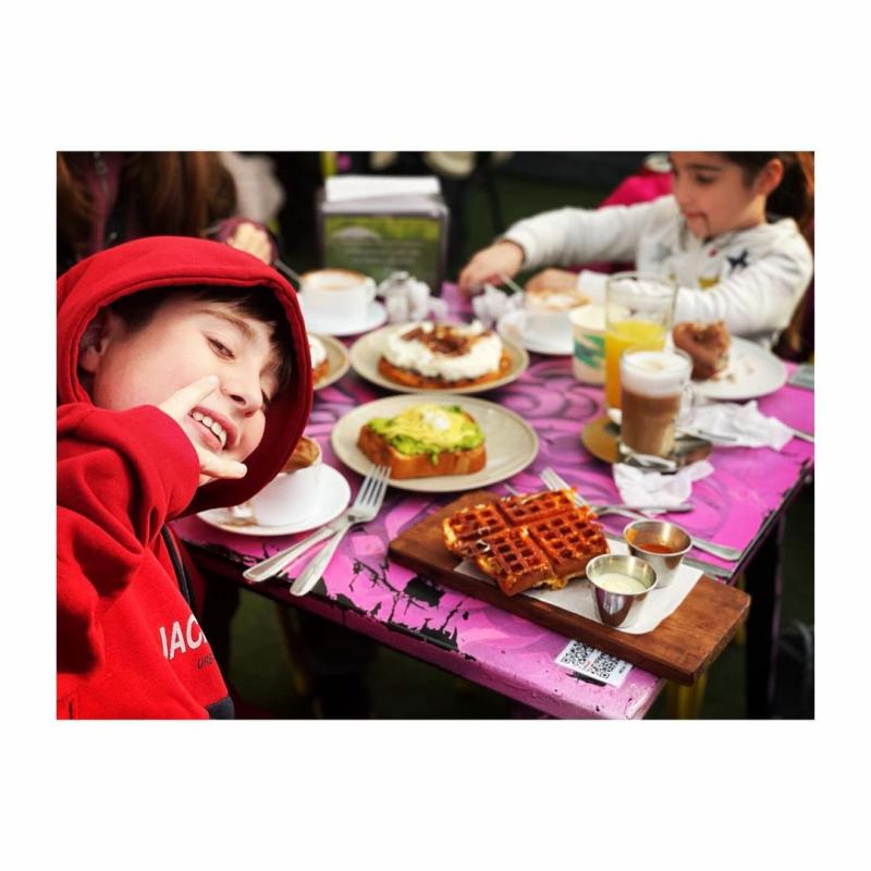 Hijo de Luz Valdivieso celebra cumpleaños con desayuno