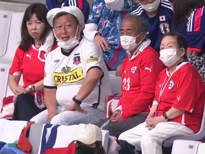 Hincha japonés sorprendió luciendo camiseta de Colo Colo en duelo de La Roja