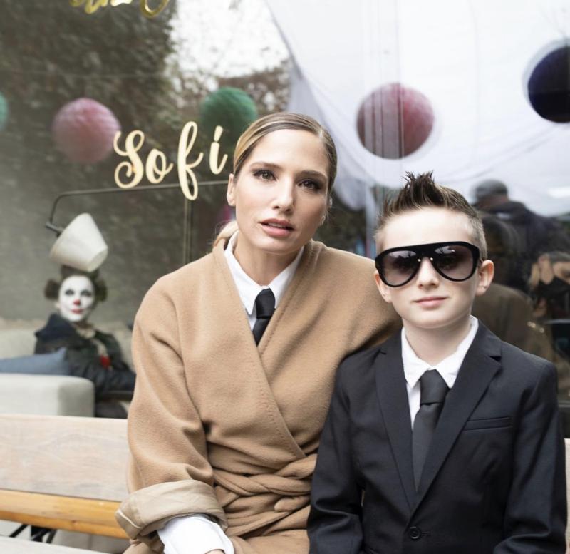 Mane Swett y su hijo Santiago actuando juntos