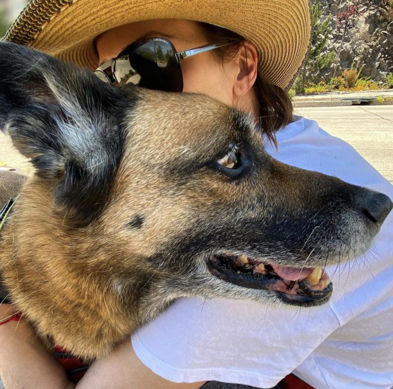 Tonka Tomicic y su perrita Gaviota