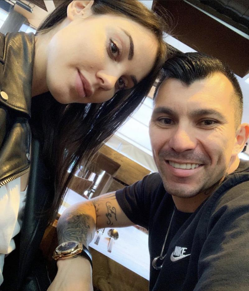 Cristina Morales y Gary Medel