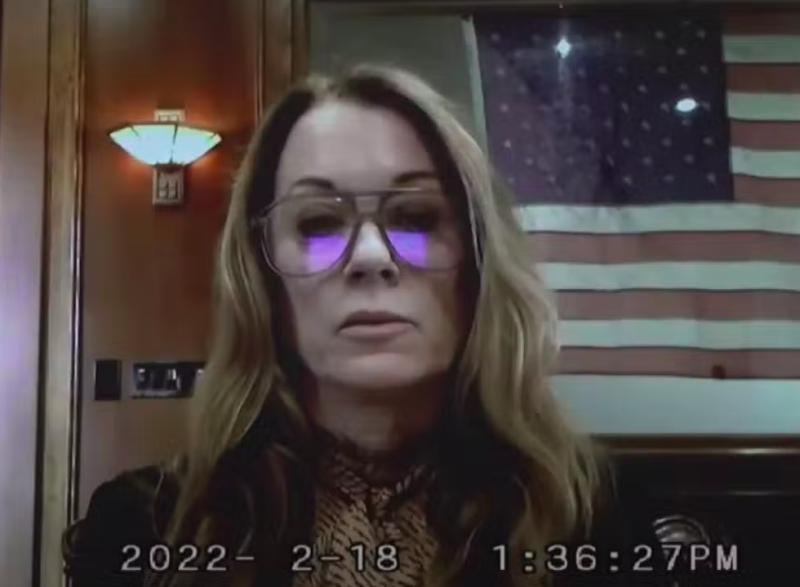 Exempleada de Amber Heard la acusa de robar su historia de abuso