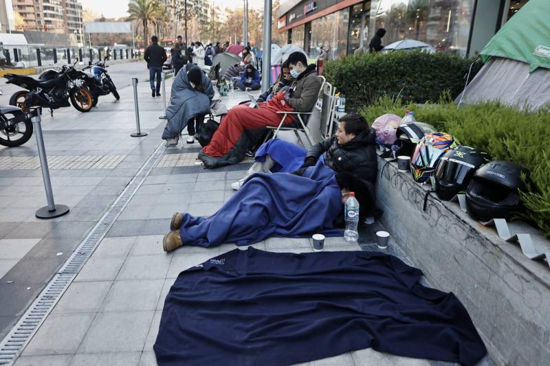 Todo por un año de sándwich de pollo gratis: cientos de personas se amanecieron haciendo fila