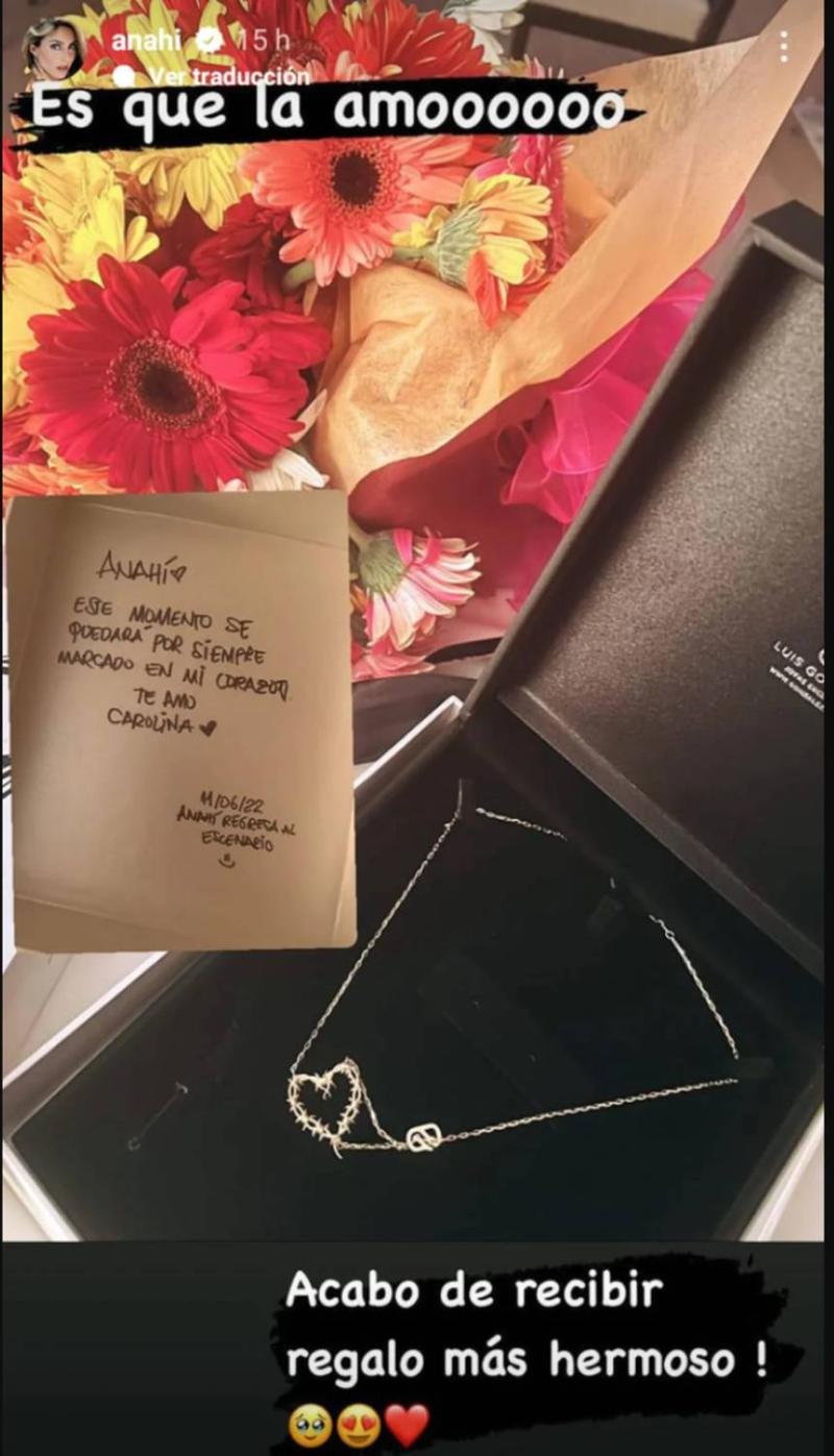 Mira el especial regalo que le entregó Karol G a Anahí tras cantar juntas