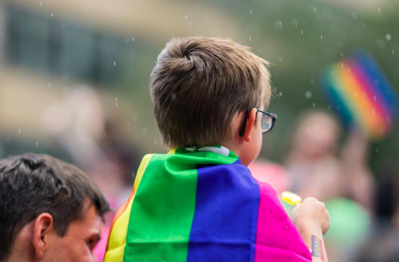 El apoyo de un solo adulto reduce un 40% la probabilidad de suicidio en jóvenes LGBTIQ+