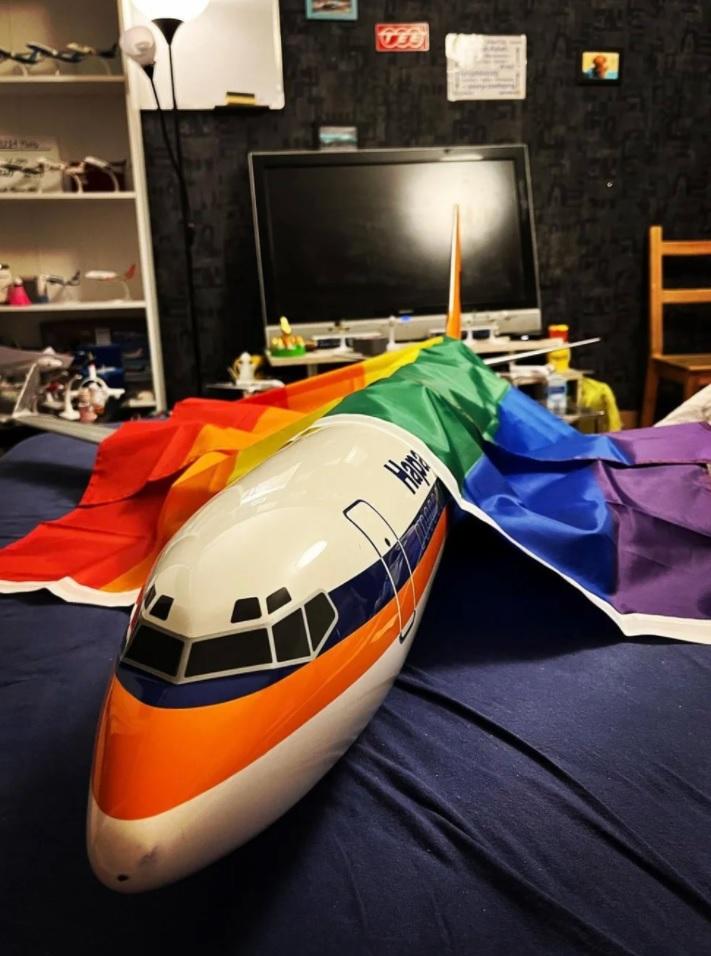 “Me encantaría casarme con él”: Joven asegura estar enamorada de un avión
