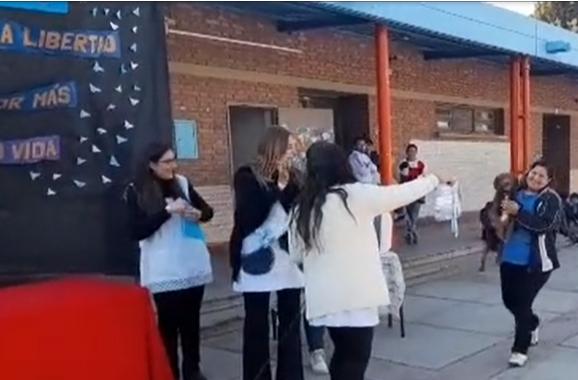 ¡Conmovedor! Perrito callejero recibió reconocimiento por cuidar a niños de una escuela