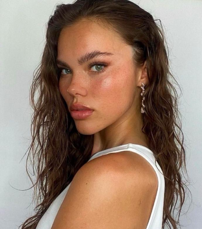 Se vengó: Mujer que fue dejada por su novio por "no ser linda" creció y ahora es modelo internacional