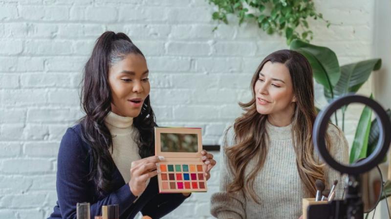 Estudio: Más de la mitad de los chilenos nunca ha comprado algo recomendado por influencers