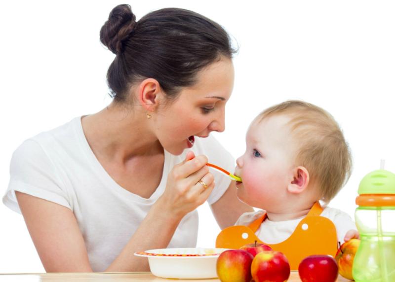 Mayte Rodríguez fue criticada por darle fruta a su bebé de 5 meses: ¿a qué edad pueden comenzar a comerlas?