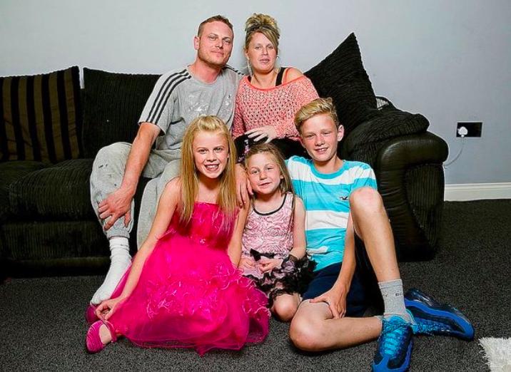 "No tenemos ni alfombra": Madre viste a su hija solo con ropa de Gucci sin importar sus deudas