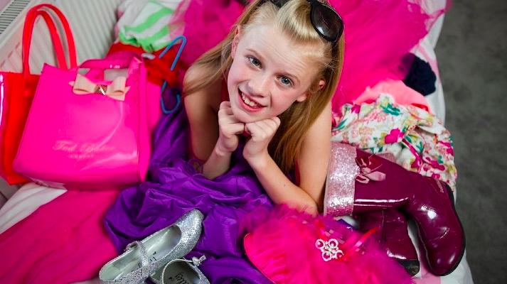 "No tenemos ni alfombra": Madre viste a su hija solo con ropa de Gucci sin importar sus deudas