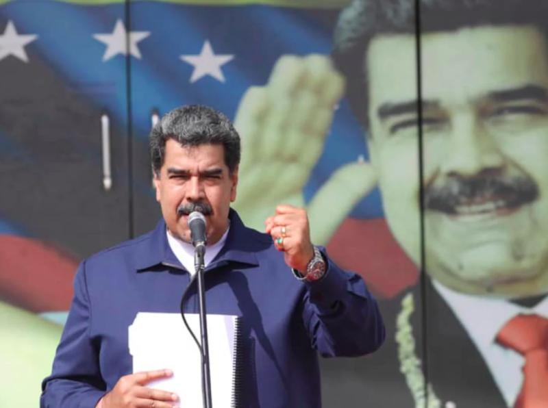 "El rosado nos pone sospechosos": El "chiste" de Nicolás Maduro que exhibe la homofobia de Estado