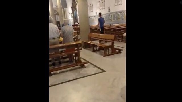 ¡En plena misa! Joven entró a iglesia para dar vueltas en su scooter