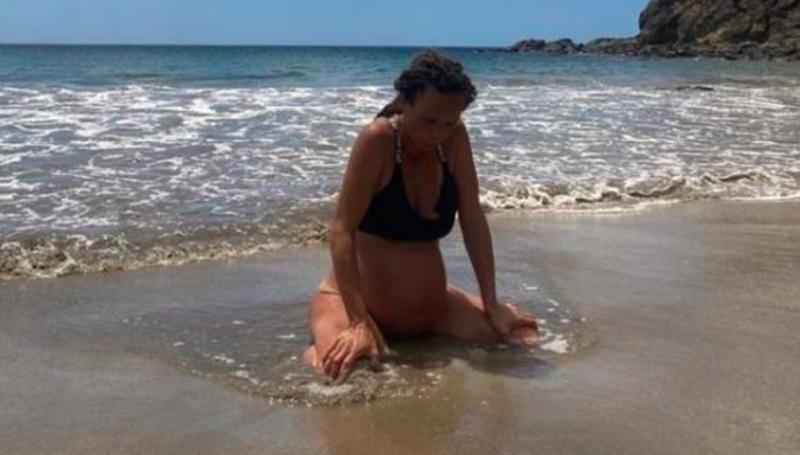 Polémica por mujer que dio a luz en el mar y sin asistencia médica