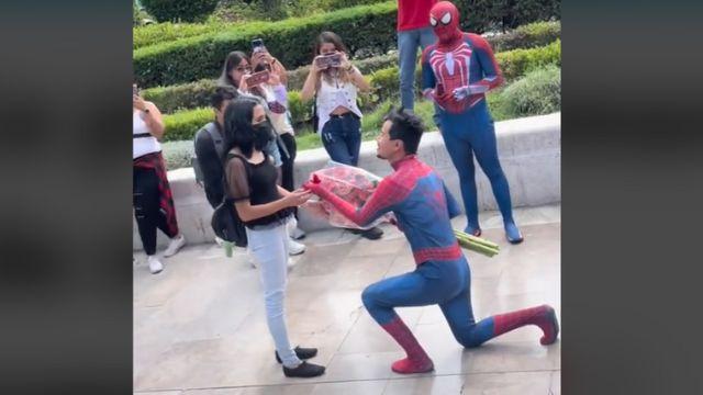 “Multiverso de amor”: Joven se disfrazó de Spider-Man para pedirle matrimonio a su novia