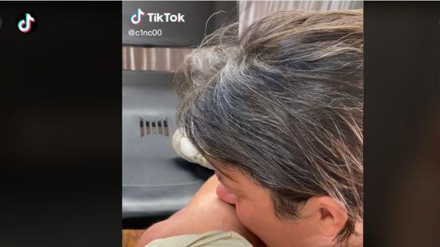 Hombre se tatuó la mordida de su madre y ella se emocionó hasta las lágrimas al verlo